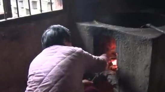 【每年春节前熏制3万斤腊肉, 满屋都是肉香】江西修水,厨师朱爱国有一手熏制腊肉的好手艺,连